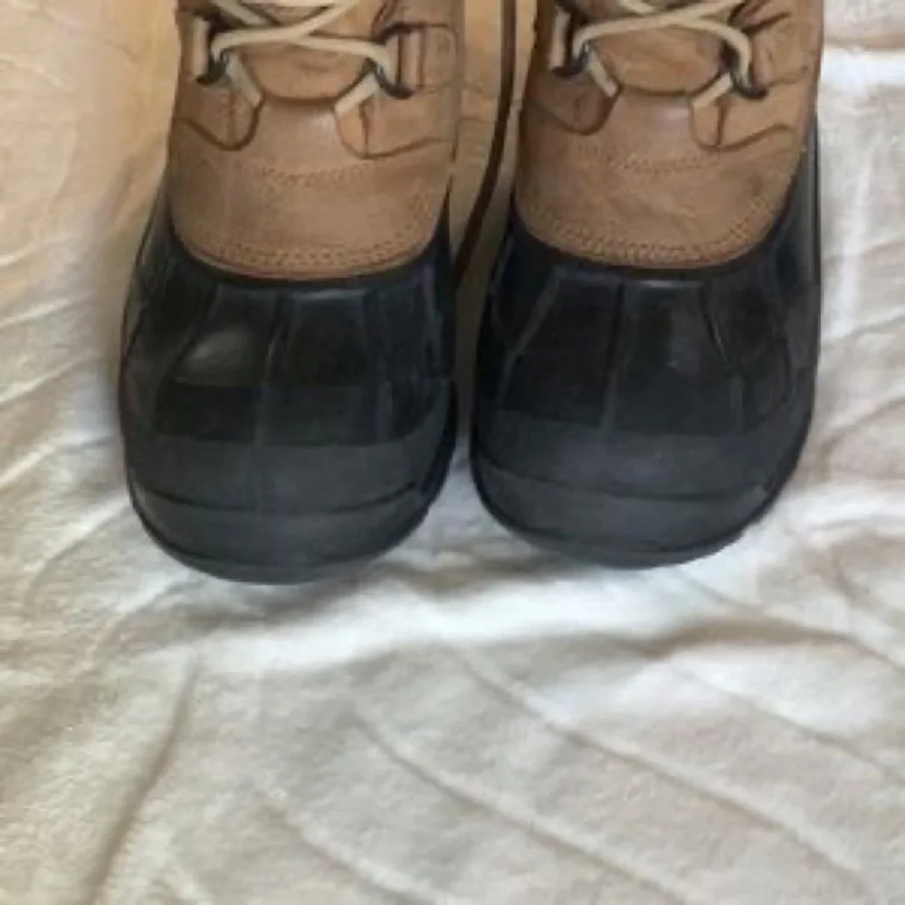 Insulated Lace-Up Winter Boots in Tan and Black